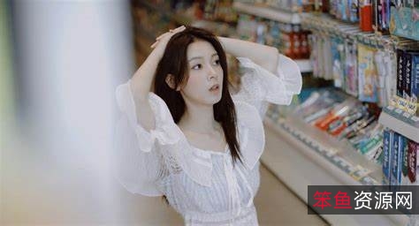 《商场写真》：网红{{网红名字}}拍摄的火辣女神大长腿私拍博主短裤美女资源