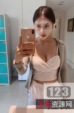 安小希:快手超高颜值网红,热爱生活的小姑娘安小希,又名快手于欣柔,是一位超高颜值的快手网红,也是一位热爱生活的小姑娘。她拥有一双炯炯有神的大眼睛,秀气的樱花脸庞,令人着迷的柔美双唇,还有一个玲珑的身材,可以说是美若天仙。安小希在快手上发布的视频资源,涵盖了社保路线、社保视频、黑历史、超高颜值、身材好、受到打击、破罐子破摔、25V、647M等内容,每一段都令人惊叹,令人着迷。她像一位仙女般穿梭在美丽