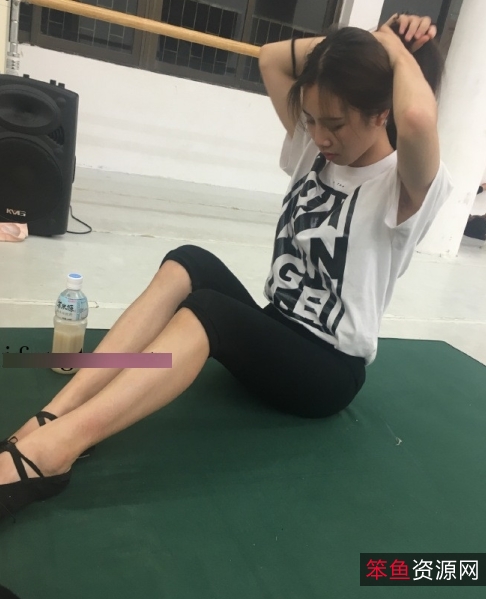 维尼的清纯美丽：超火华裔大学萌妹清纯视频集锦，把梦想带入现实！