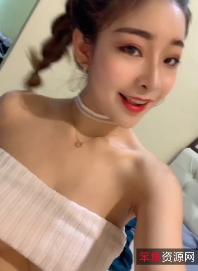 精选美大罩杯：双峰露脸精选，妹子脖颈皮肤保养，玫瑰花瓣葡萄白黑蕾丝诱惑