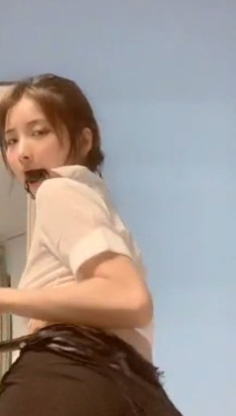 猫小猫:性感舞蹈秀,穿着紧身小短裙,搭配小皮鞭,燃爆网络!