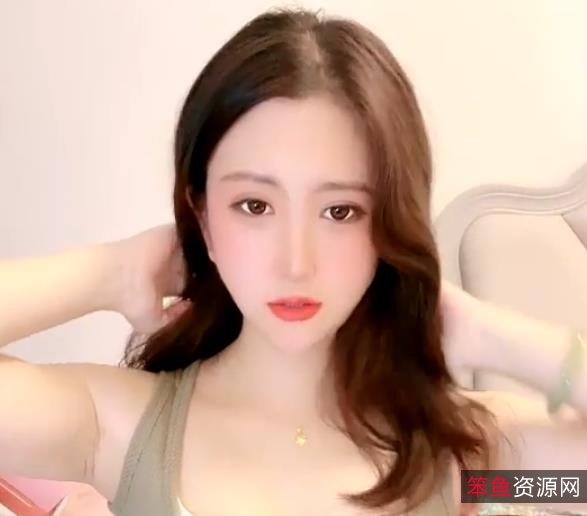 网红女神琪琪，精致可爱的尤物，美貌活泼可爱，让你感受家庭温馨与节日庆典！