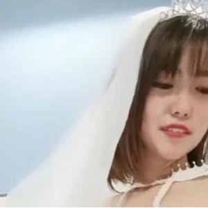 2位精选女主播撞衫白色婚纱，小妲己直播，斯文妖艳，2.5G视频
