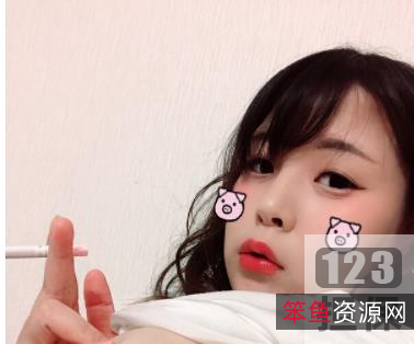 已婚美少女家庭主妇自拍性感私拍，丰满胸脯写真，社会女吸烟资源