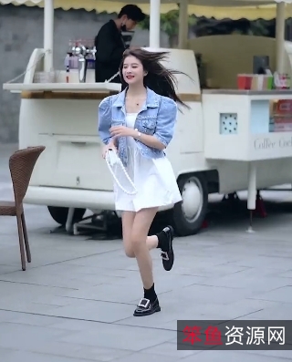 兰兰鹿鹿虎牙超人气宅男粉超爱的网红交友门事件绝版合集：正片+抖音精选、7V-2.5G度盘，领略小兰姐的美貌可人与活力满满！