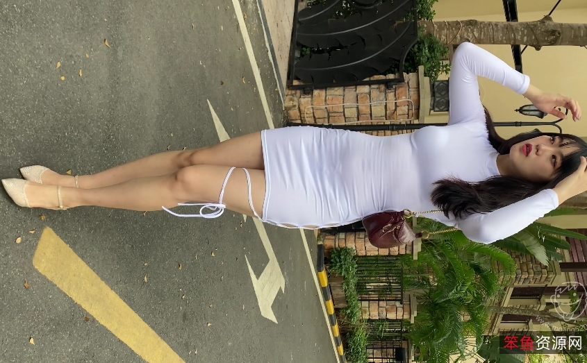 超短开叉连衣裙配高跟鞋展现美腿的美女视频