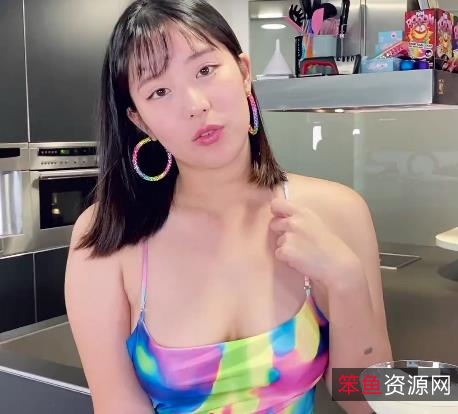 留学生欧祖儿穿高跟鞋长裙在厨房与男同学激烈战斗