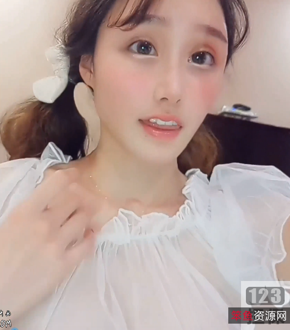 微博网红歆哥哥的白纱网袜嘴艺术视频