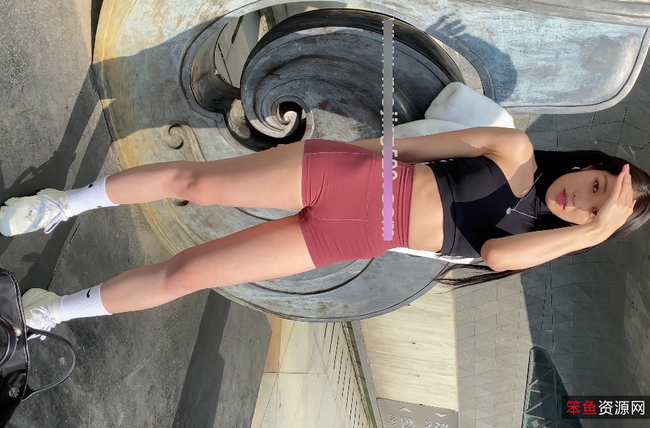 紧身短裤翘臀长腿美女视频