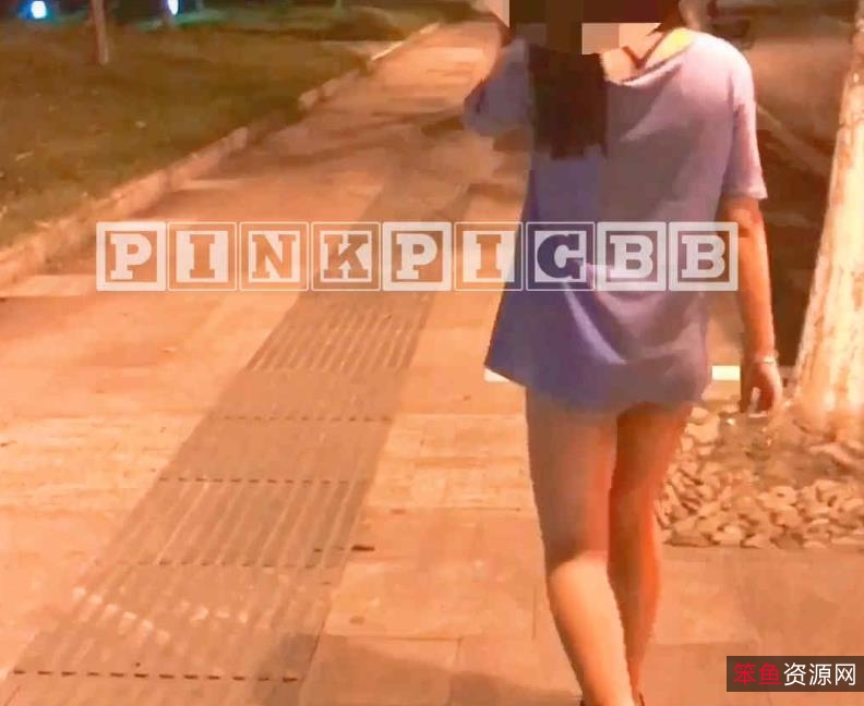 pinkpigbb户外展示合集:野外美眉不穿衣服,大胆展示蜜桃臀