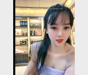 烟酒老板娘自拍4V视频，2.9G超清画质，展柜商品展示，颜值身材一级棒！