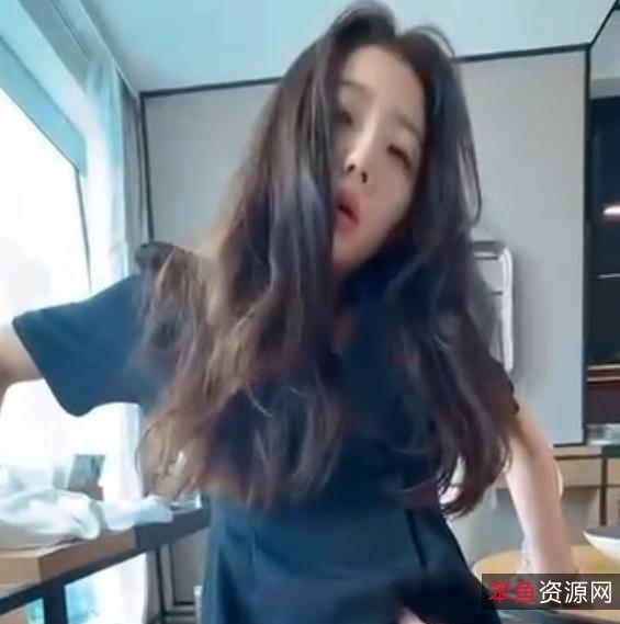 精选张津瑜在吃瓜视频的精彩表现