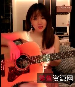 鲍鲍:音乐才女网红,自拍吉他粉心疼,观看帮助你发现音乐世界