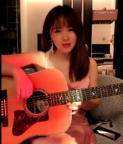 鲍鲍：音乐才女网红，自拍吉他粉心疼，观看帮助你发现音乐世界