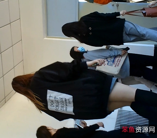 AK校园精品抄底:美腿裤裤拍摄百度盘