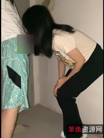 年轻小情侣楼梯间互动嘴艺大比拼，惊艳百度盘