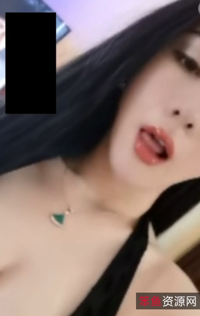 高冷美女蛇Eom（赛琳娜）：一对一视频聊天，露脸骚叫，微信自拍