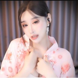 土豪定制剧情CC小恩雅最新合集1V827M，公公礼物自拍