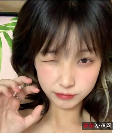 清纯大学生宿舍自拍李雪莹最新合集42V225M,调皮表情引人注目