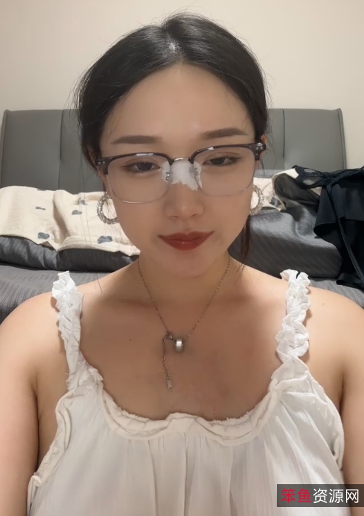 百度盘叭嗦姐眼镜御姐单打斗视频57部48.6g眼镜妹跪坐甩发特写扶镜框噗嗤带响儿