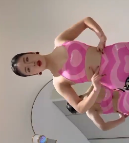 推特思羽超清私定视频5部1.32G优质尤物