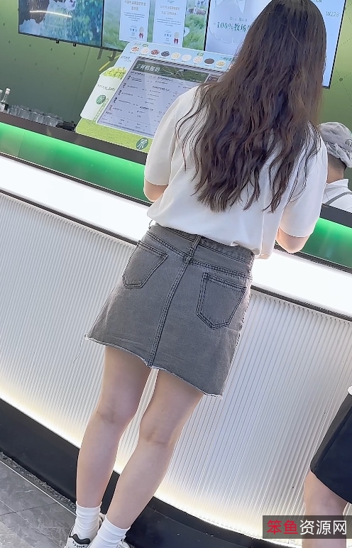876.5MBKFC短裙少妇腿间相机合集10部太火辣